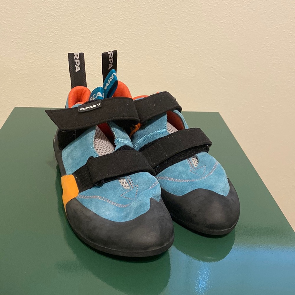 Scarpa force V climbing shoes women’s size 9 - like new!